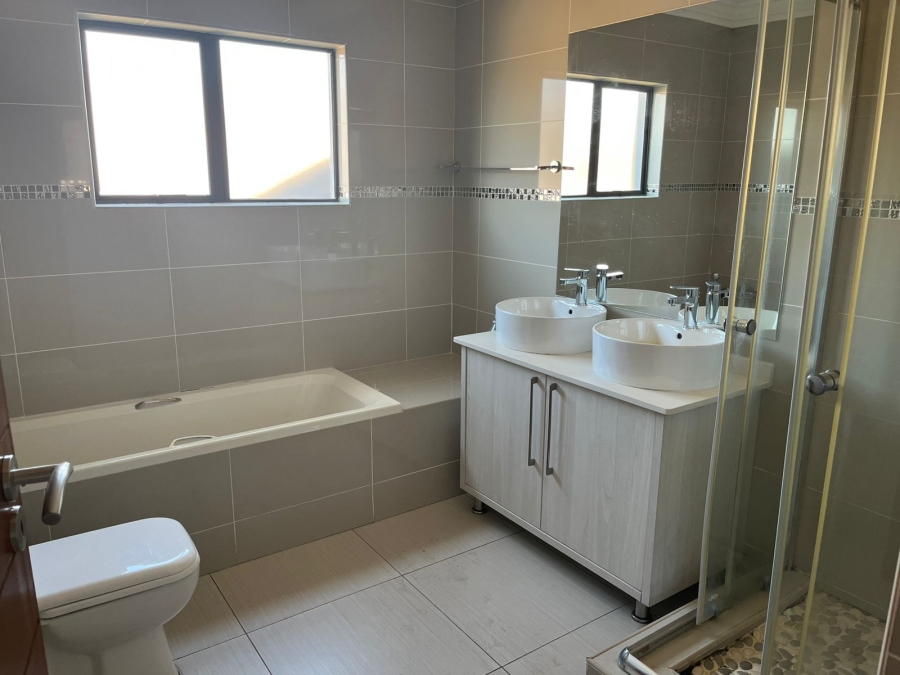 To Let 4 Bedroom Property for Rent in Heuwelsig Free State